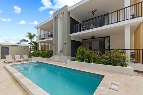 Neueste Unternehmensnachrichten über Karibik-Villa-Projekt: Tropenleben mit Massivholzdeckenventilatoren verbessern