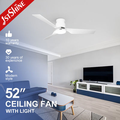 Moderne 5-Geschwindigkeits-LED-Deckenventilator mit niedrigem Design und weißen Kunststoffblättern