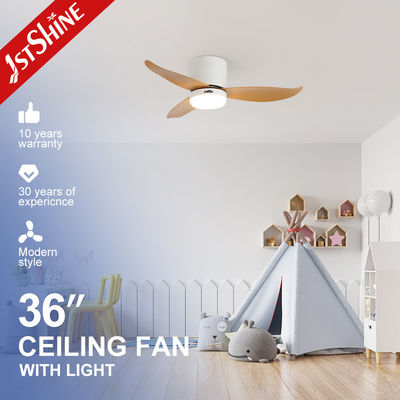 Kleiner LED-Deckenventilator mit Plastikblättern und Fernbedienung