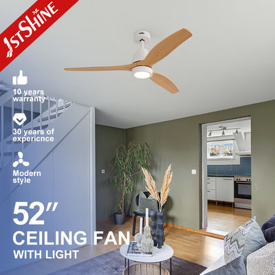Moderner Deckenventilator mit LED-Beleuchtung und Gleichstrom